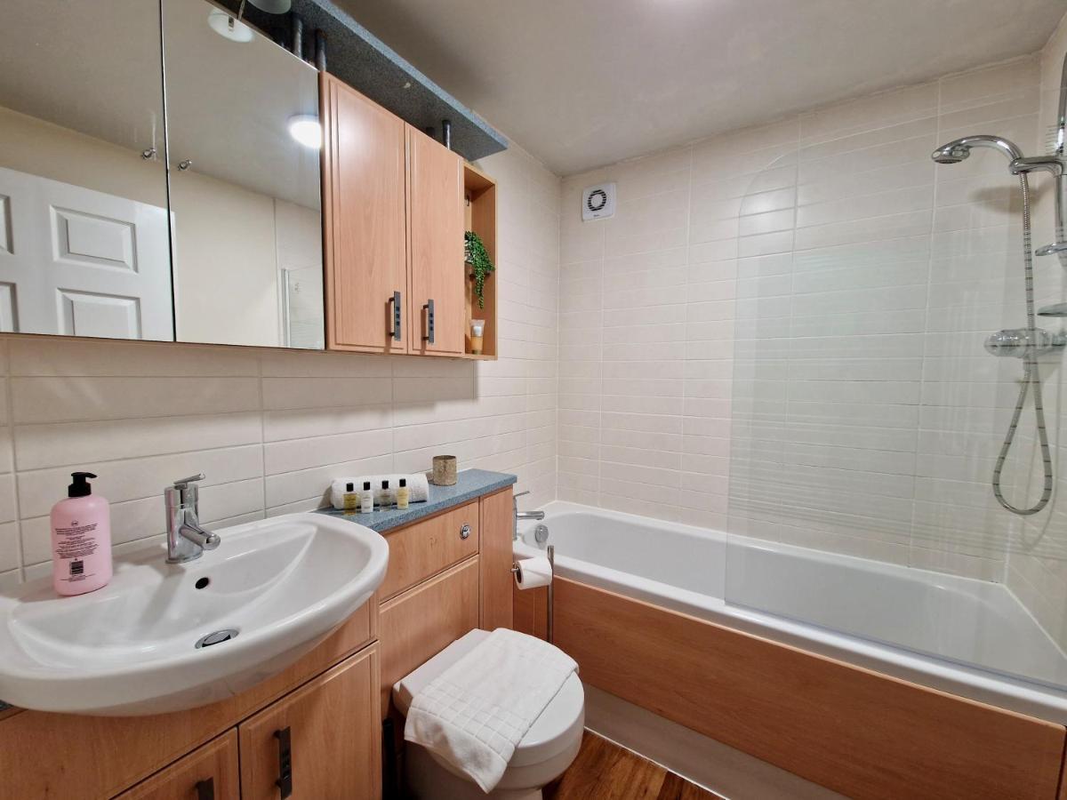 Stylish Luxury Serviced Apartment Next To City Centre With Free Parking - Contractors & Relocators Coventry Esterno foto