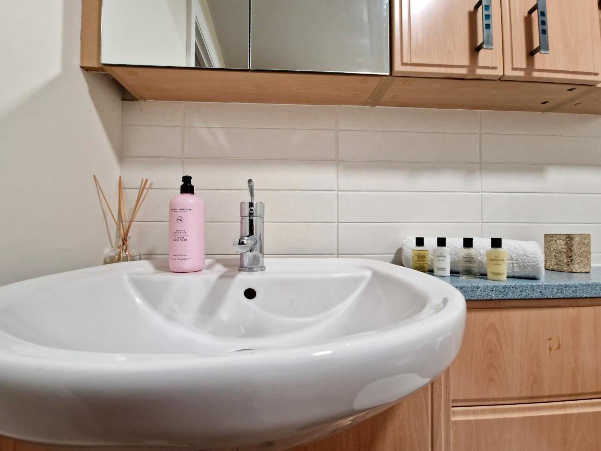 Stylish Luxury Serviced Apartment Next To City Centre With Free Parking - Contractors & Relocators Coventry Esterno foto